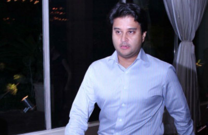 ज्योतिरादित्य सिंधिया ने कांग्रेस के सभी पदों को छोड़ा! प्रोफाइल से कांग्रेस हटाया, लिखा- जनसेवक और क्रिकेट प्रेमी