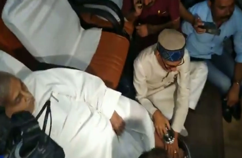 शिवराज ने पूर्व सीएम के पैर धोते का वीडियो किया शेयर, लिखा- ऐसा व्यक्तित्व सदियों में पैदा होता है