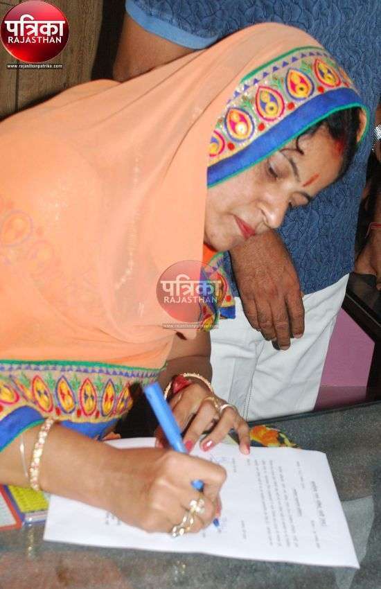 जीत की खुशी में मां के गले मिली तो आए आंखों में आंसू