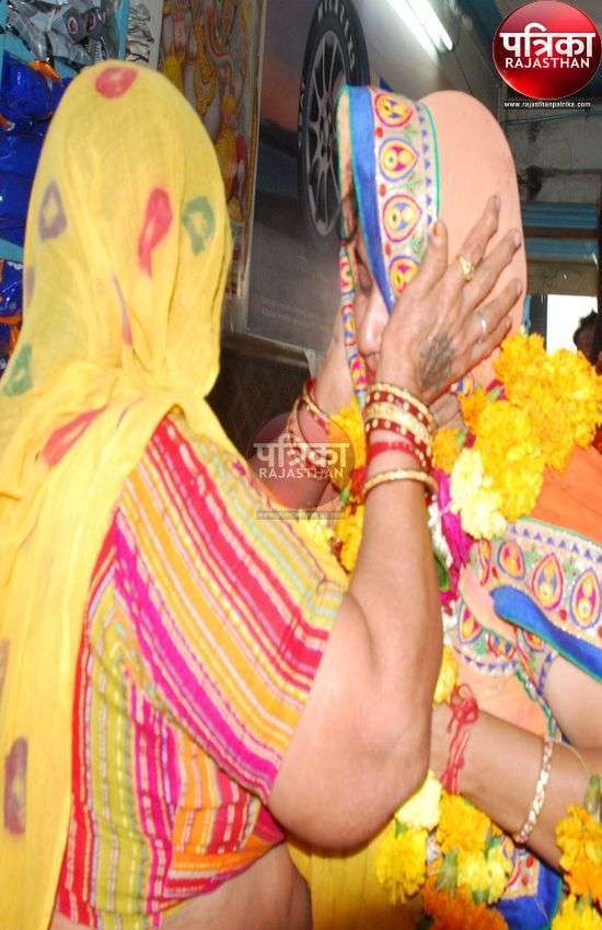 जीत की खुशी में मां के गले मिली तो आए आंखों में आंसू