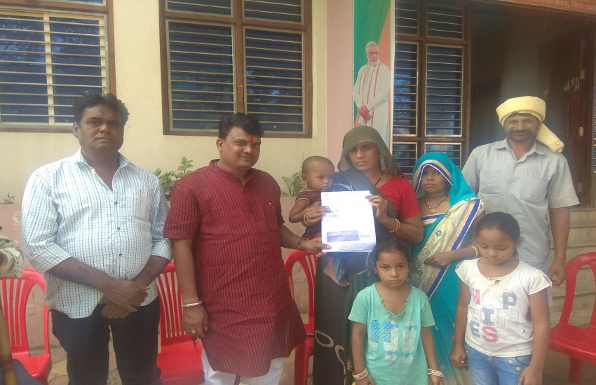 ग्रामीण परिवार को १९ हजार ५७६ रुपए का बिल थमाया