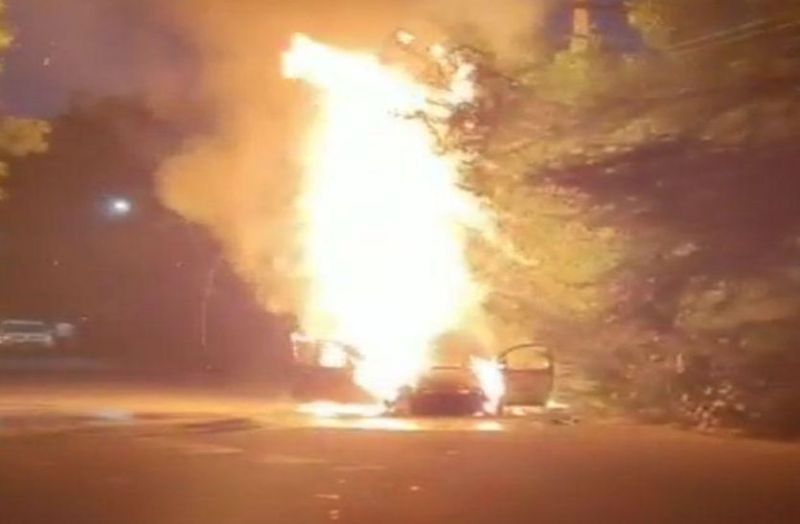 चलती कार व अस्पताल में खड़ी मोटरसाइकिल में लगी आग