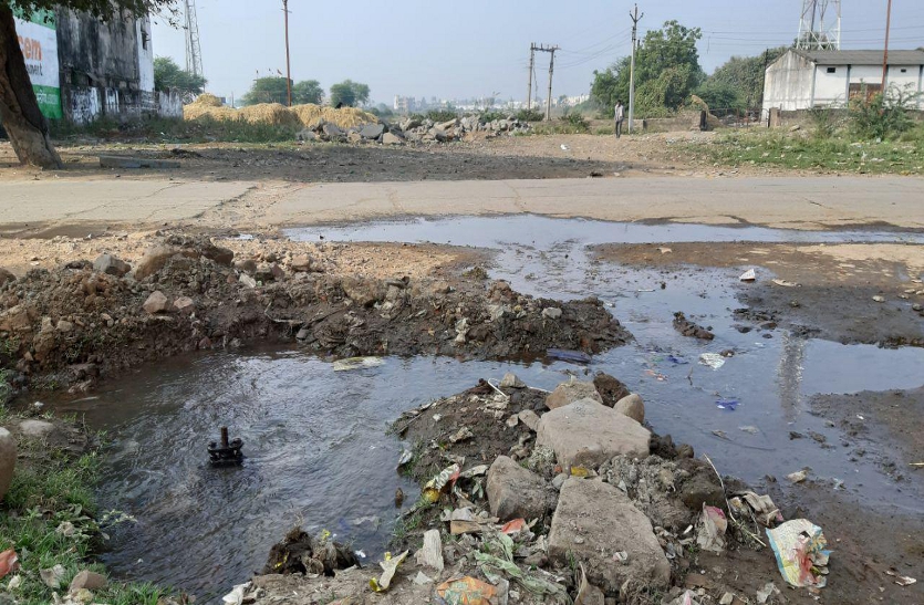 पेयजल लाइनों में लीकेज से घरों तक पहुंच रहा प्रदूषित गंदा पानी