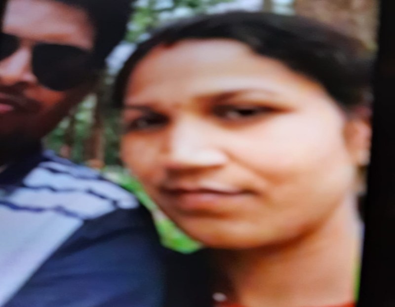 दर्दनाक: पति और 2 मासूम बच्चों के साथ बाइक पर जा रही रोजगार सहायिका को ट्रेलर ने कुचला, सडक़ पर गिरते ही सिर पर चढ़ा पहिया