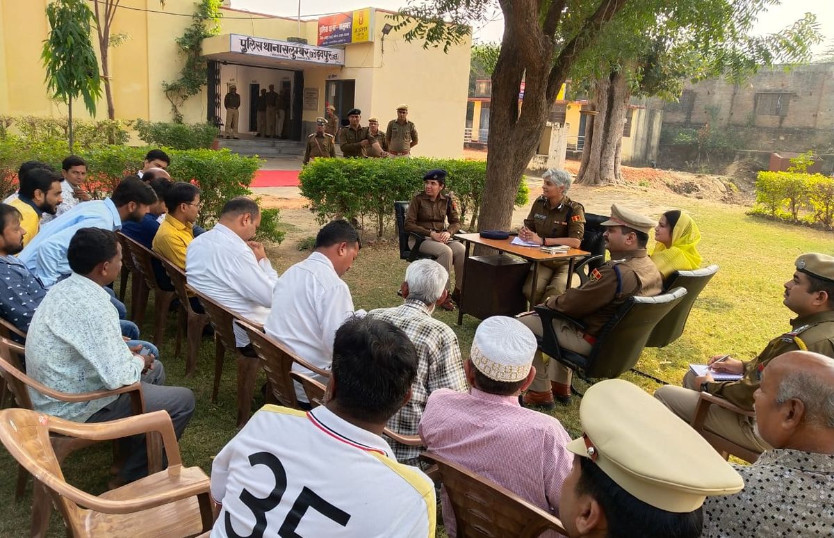 आकस्मिक निरीक्षण पर पहुंची पुलिस महानिरीक्षक ने ली सीएलजी बैठक