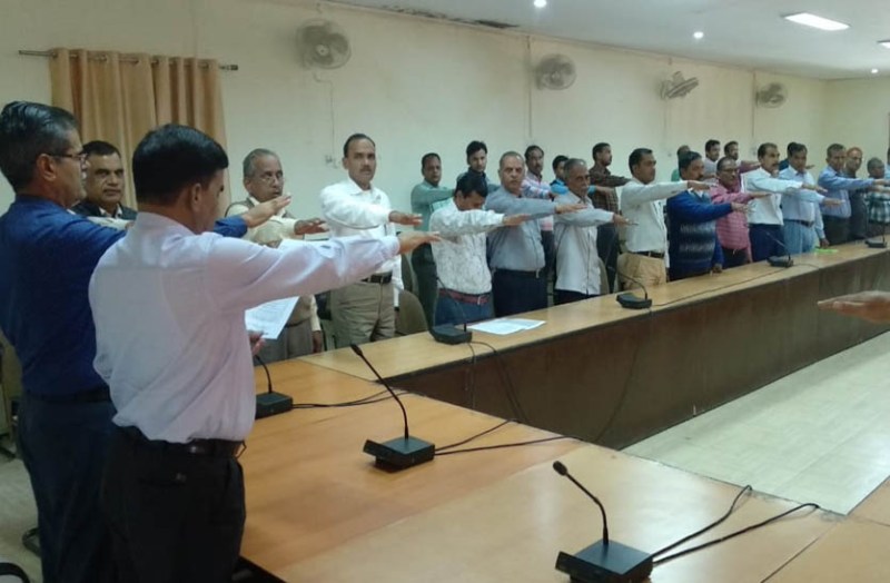 Constitution Day: संविधान के प्रति सच्ची श्रद्धा एवं निष्ठा की दिलाई शपथ