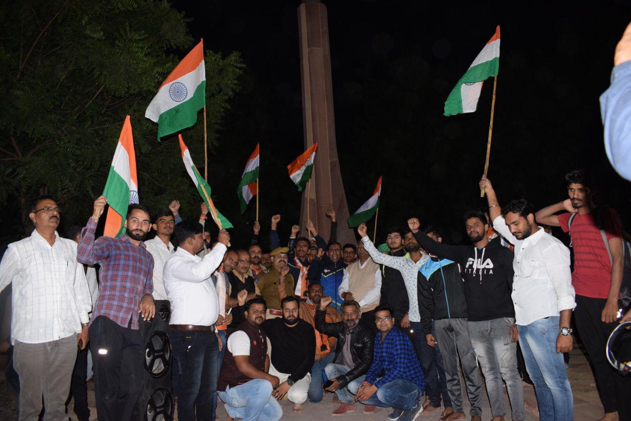देखिए, कैसे दी शहीदों को श्रद्धांजलि, शहीदों की याद में हरेक की भीगी थी पलकें