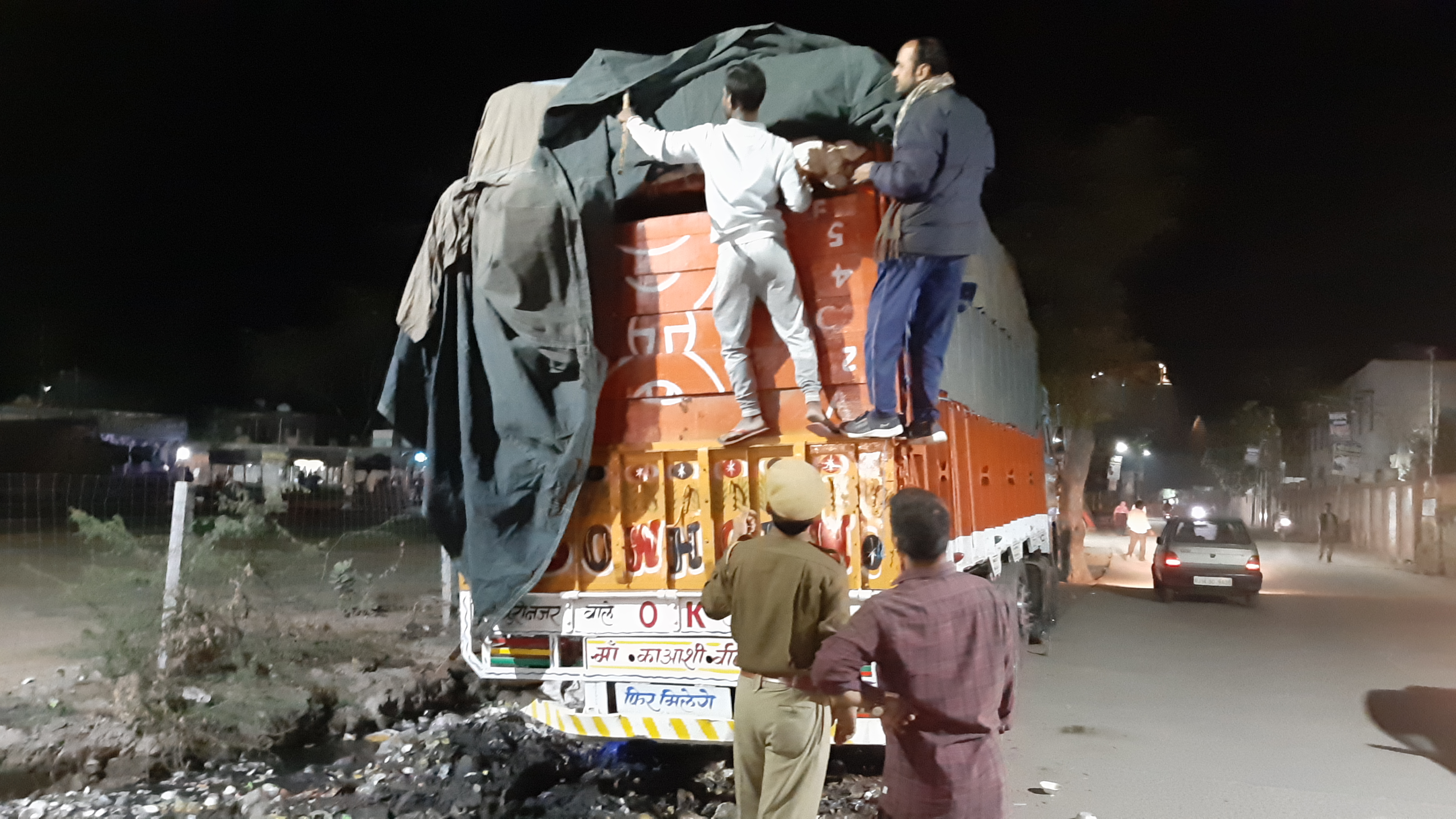 ट्रक में कर रखे थे दो पार्टीशन,जब पुलिस ने झांककर देखा तो रह गईं आंखें फटी की फटी