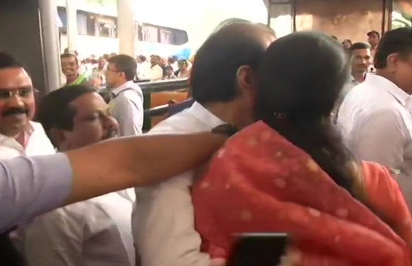 महाराष्ट्र : शपथ ग्रहण कार्यक्रम में सुप्रिया सुले ने अजित पवार को गले लगाया