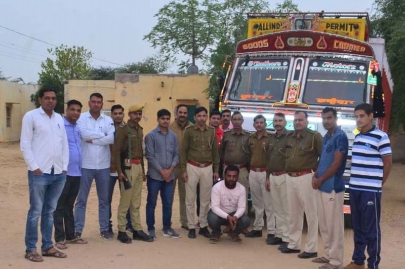 अवैध शराब से भरा ट्रक पकड़ा, 25 लाख रुपए शराब की कीमत