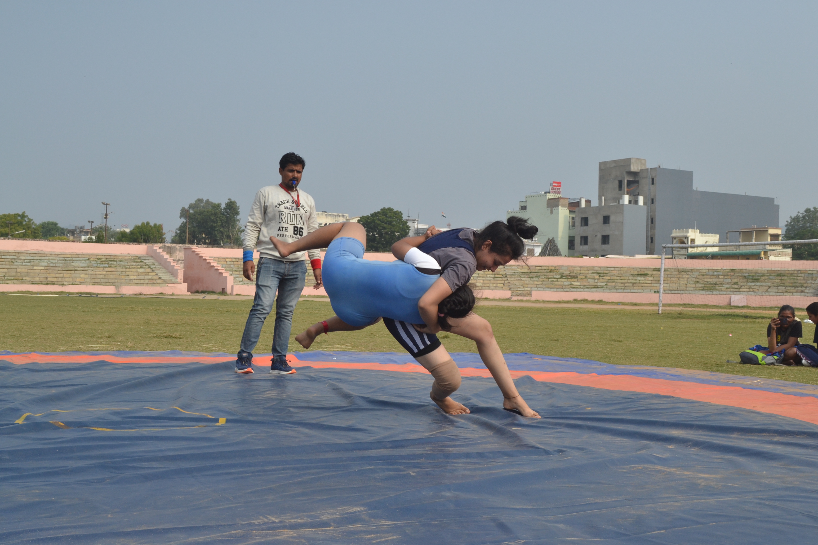 जिला स्तरीय खेल चयन स्पर्धा में कुश्ती लड़ती लड़कियां……………देखिए वीडियो