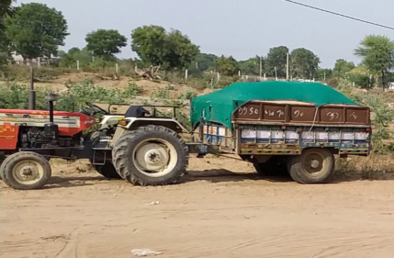 एसआईटी ने बजरी से भरे दो ट्रैक्टर-ट्रॉली जब्त, दो खाली ट्रकों को भी पकड़ा