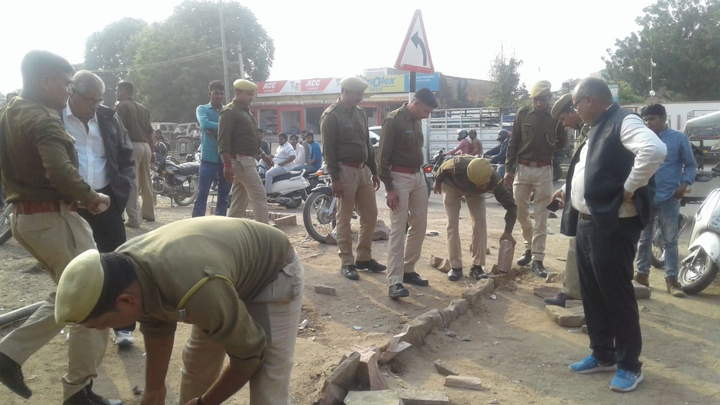 ये वीआईपी विजिट का ही असर है कि अधिकारी शहर संवार रहे