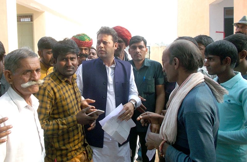 पंचायत सहायकों ने विधायक को सौंपा ज्ञापन, वेतन वृद्धि एवं नियमितिकरण की रखी मांग