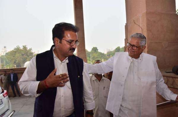 विधानसभा  में अलग अलग अंदाज़ में नज़र आये विधायक