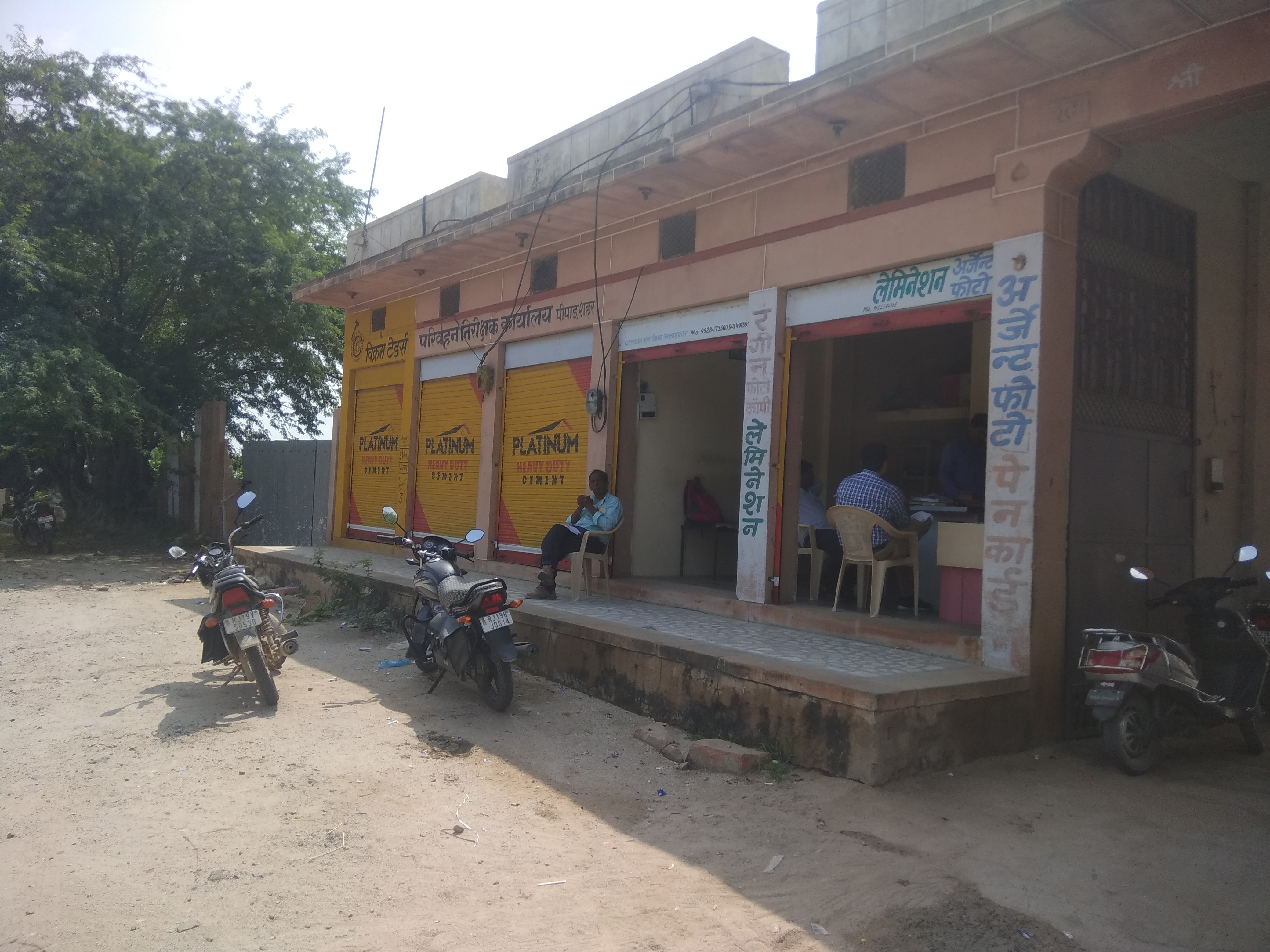 सडक़ों पर दौड़ रहे बिना फि टनेस के वाहन