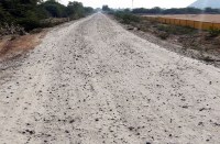 चार माह से निर्माण कार्य ठप, हादसे को न्यौता दे रही सडक़ पर फैली क्रंकीट