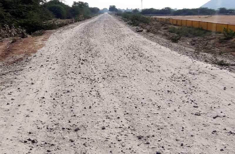 चार माह से निर्माण कार्य ठप, हादसे को न्यौता दे रही सडक़ पर फैली क्रंकीट