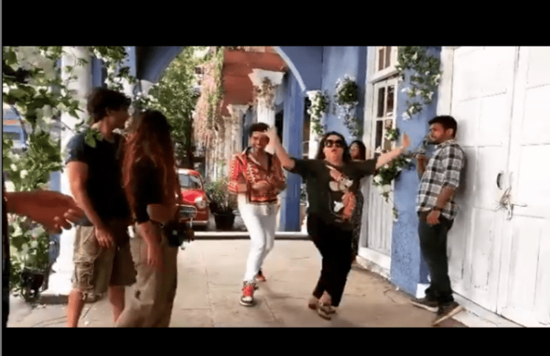 कार्तिक आर्यन ने फराहा खान मारा धक्का