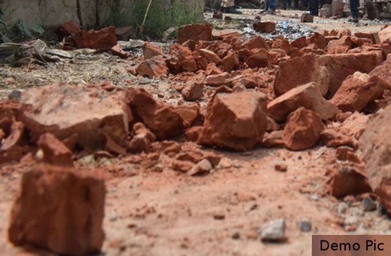 मामूली कहासुनी के बाद मकान पर पथराव कर भागे आरोपी, बाल-बाल बचे महिला, पुरुष व बच्चे