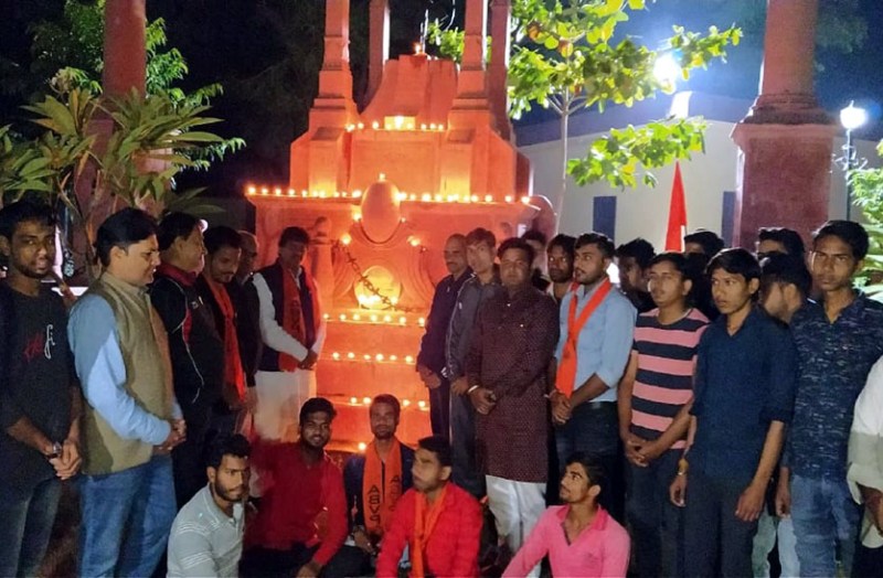 मुंबई आतंकी हमले की बरसी पर शहीदों को दी श्रद्धांजलि, शहीद स्मारक पर दीप जलाकर शहीदों को किया नमन