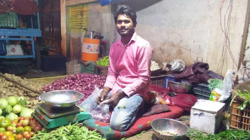 प्याज फिर निकाल रही लोगों के आंसू : फुटकर में 80 हुए रेट