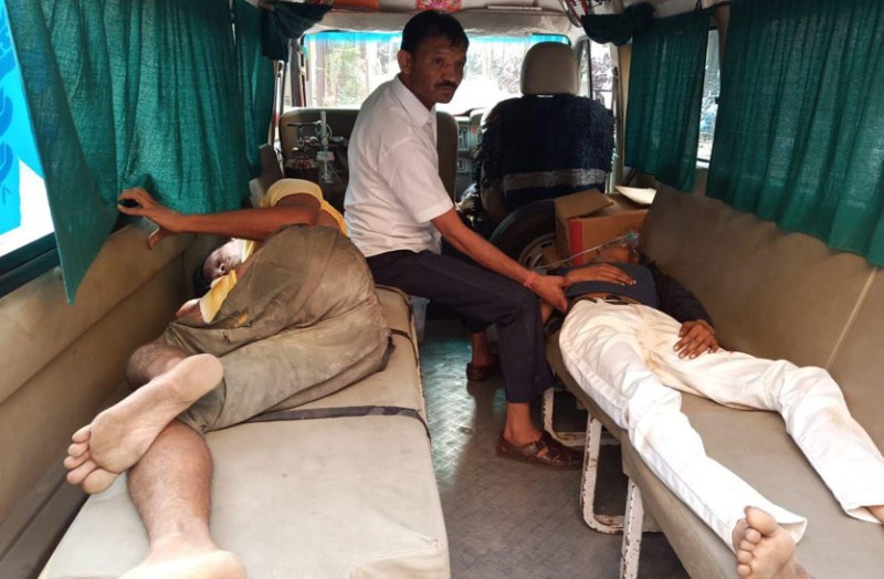 बजरी से भरे ट्रैक्टर की टक्कर से मोटरसाइकिल सवार गंभीर दो घायलों को किया जयपुर रैफर