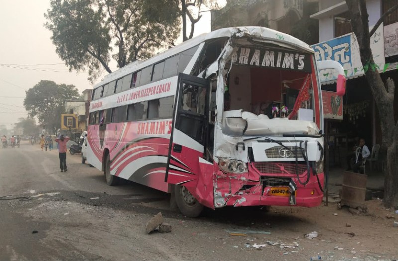 खड़ी बस को कंटेनर ने मारा टक्कर, 11 घायल, वैवाहिक कार्यक्रम से घर लौट रहा था परिवार
