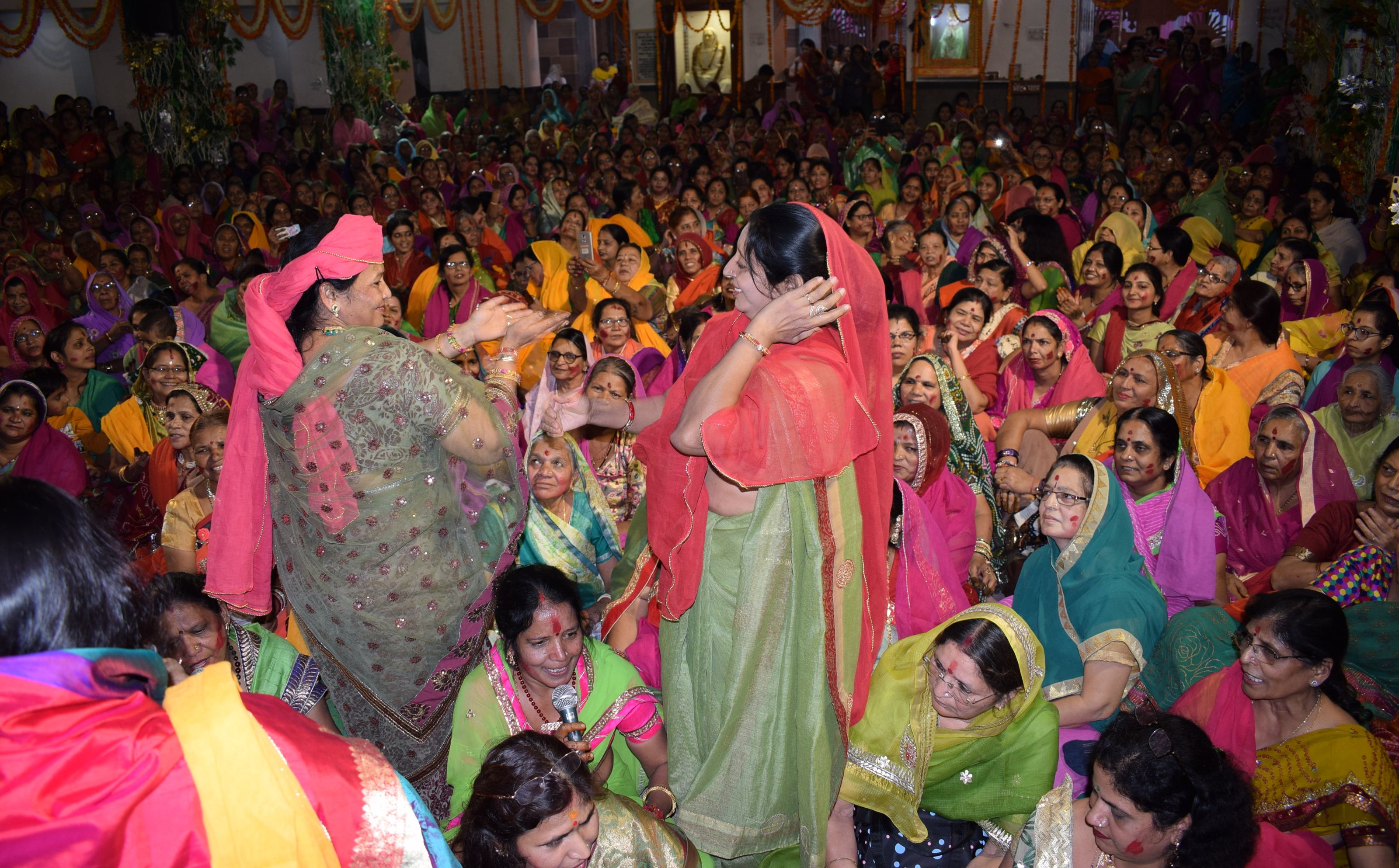 देखें वीडियो...कैसे श्रद्धालु महिलाओं के नृत्य ने झूमने पर मजबूर कर दिया। आस्था व श्रद्धा का ये डांस...आओ मेरी सखियां, मेहंदी लगाओ