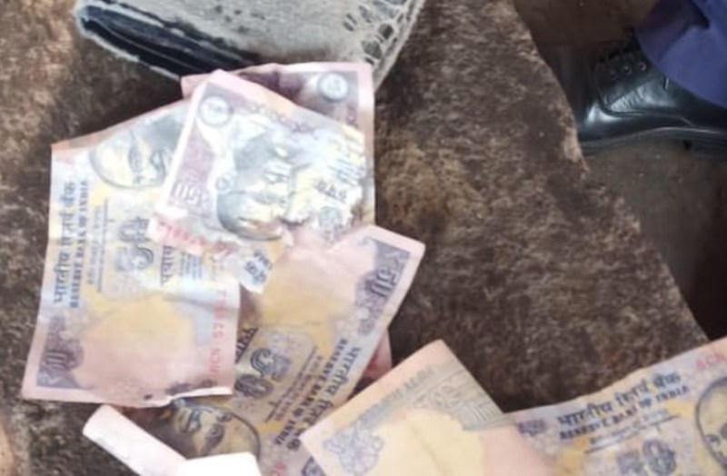 किराना दुकान में खपा रहे थे 50 रुपए का नकली नोट, एक पकड़ाया, दूसरा फरार