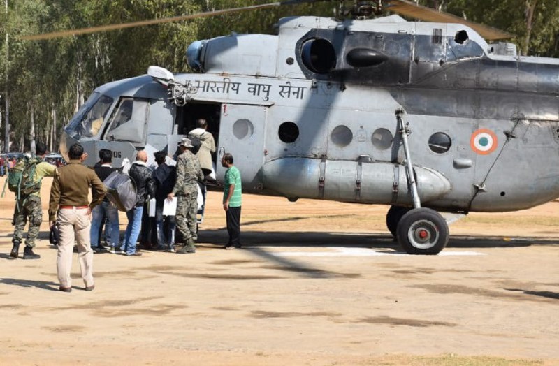 हेलीकॉप्टर ने 18 मतदान कर्मियों को झारखंड की बजाय छत्तीसगढ़ छोड़ा...हड़कंप