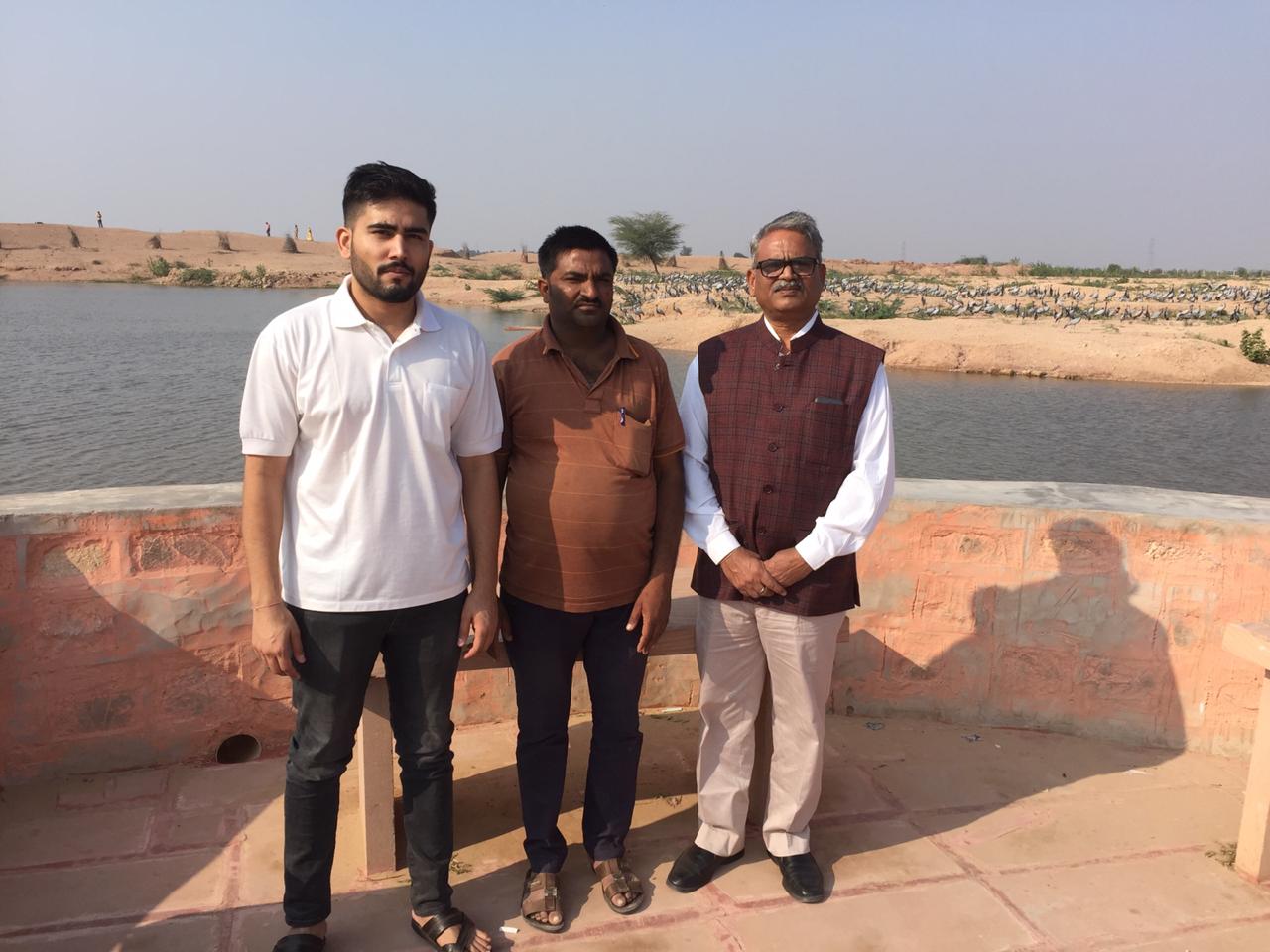 फलोदी. कुरजां के पड़ाव स्थलों के दौरे पर आए उपवान संरक्षक।