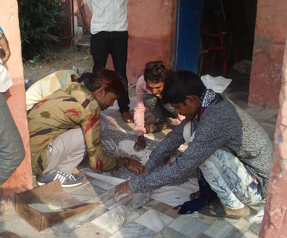 शहर की गलियों में ग्रामीण परिजन और बच्चों का 'लुकाछिपी खेल