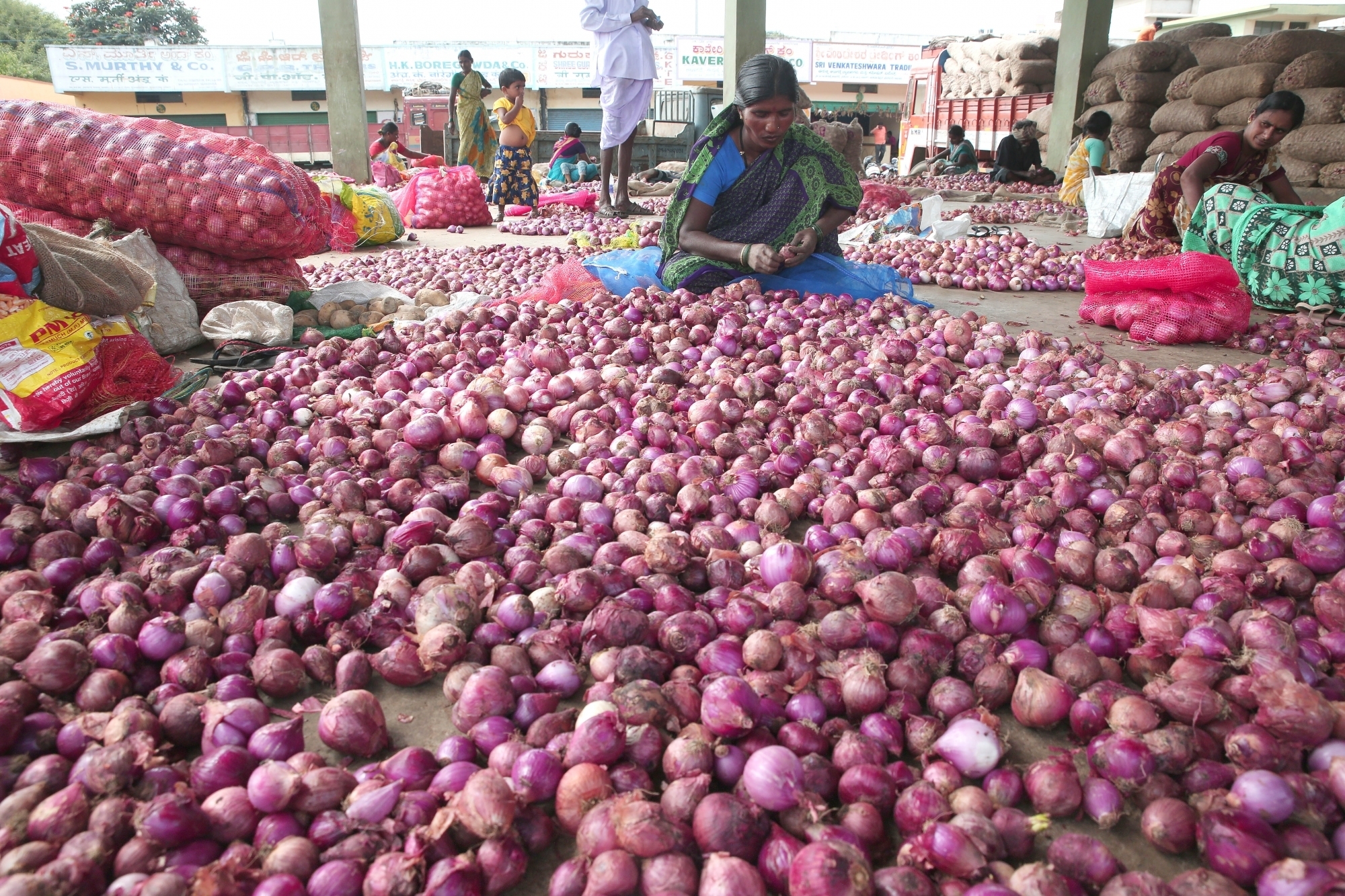 Onion 4 times expensive in a year, 2000 tonnes consumption in Delhi