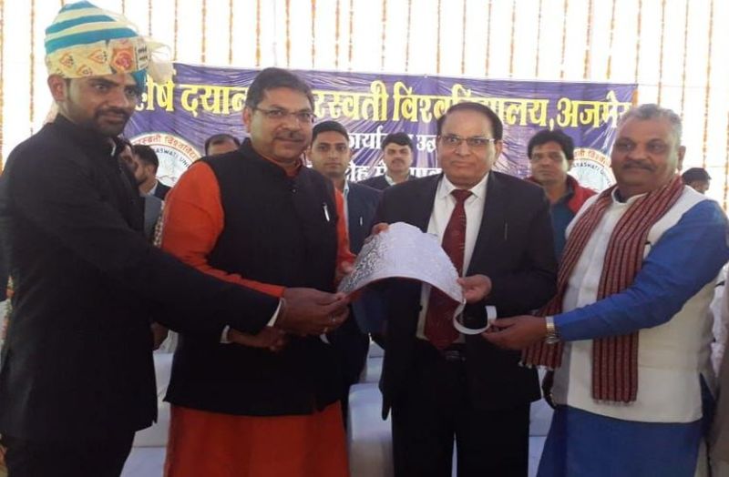 चांदी का मुकुट लौटाया, बोले किसी बेटी को दें छात्रवृत्ति