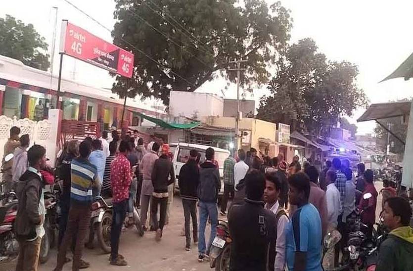 एटीएम लेकर जा रहे थे, ग्रामीणों ने रोक लिया, पुलिस को करना पड़ा बीच बचाव