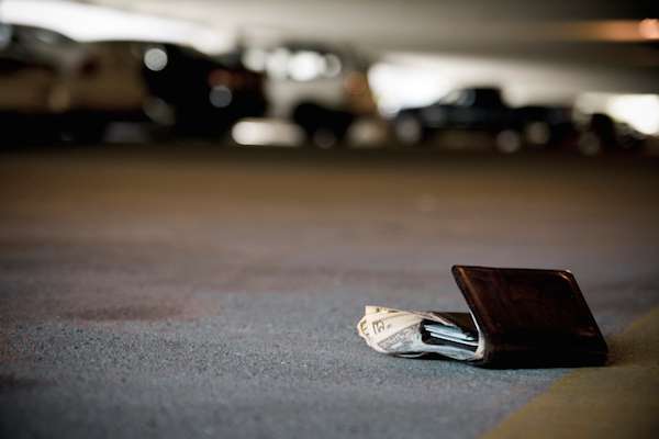 अगर आपके पास भी नहीं टिकता पैसा, तो पुरुष अपने पर्स में रख लें ये चीज