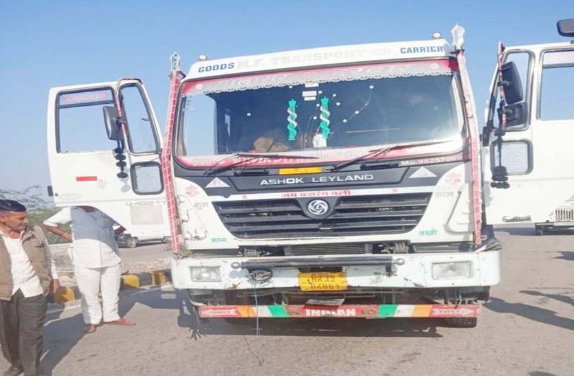 बाइक सवारों के लिए काल बनकर आया ट्रेलर, दोनों की मौत
