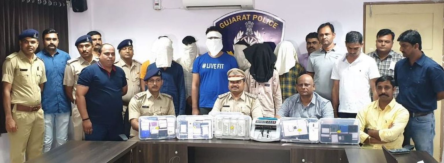 OMG : पुलिस भी चौंकी जब मोबाइल चोरों के पास मिली नोट गिनने की मशीन !