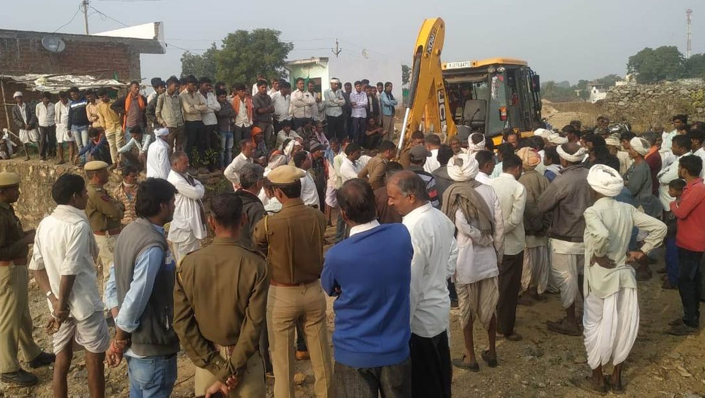 नहीं मिला युवक, पुलिस ने चलवाई जेसीबी