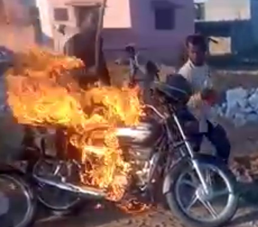 बाइकों को पेट्रोल छिड़क किया आग के हवाले, फिर किया हमला