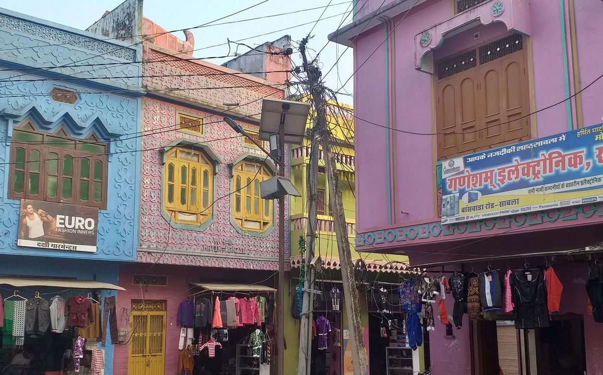30 घंटे से बिजली नहीं बहाल, कस्बे में लोगों के बुरे हाल