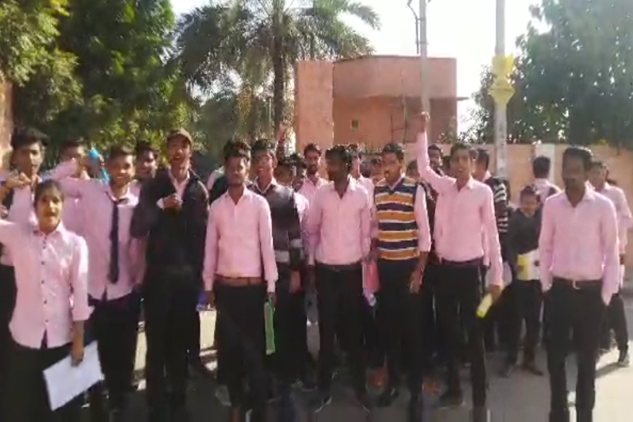 अटेंडडेंस पूरी नहीं होने पर परीक्षा में बैठने से रोका, कृषि विवि के विद्यार्थियों ने जमकर किया हंगामा