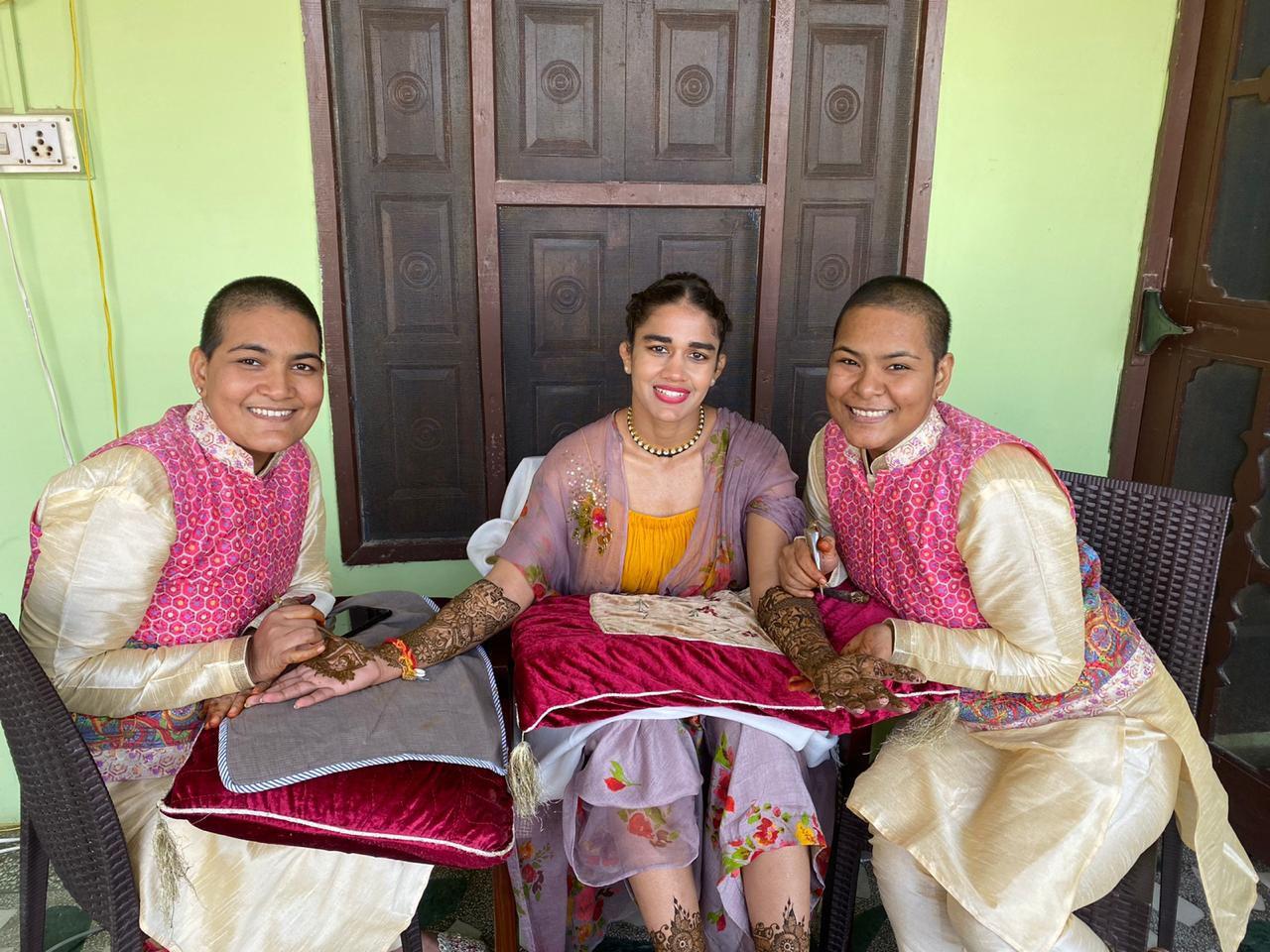 jodhpur's tater sister applied mehndi on wrestler babita phogat