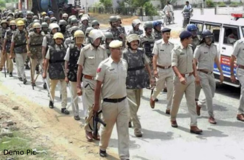 आधी रात इकट्ठा हुआ पुलिस का भारी जाप्ता, सुबह होते ही 200 जवानों ने गांव में डाली रेड