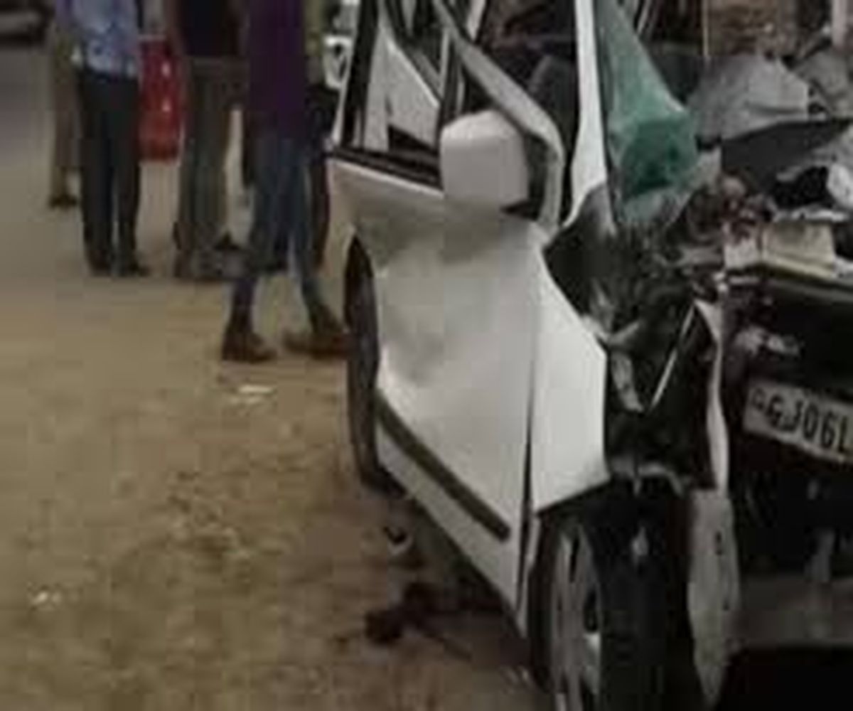 अनियंत्रित हो पेड़ से टकराई वैन, चालक की दर्दनाक मौत