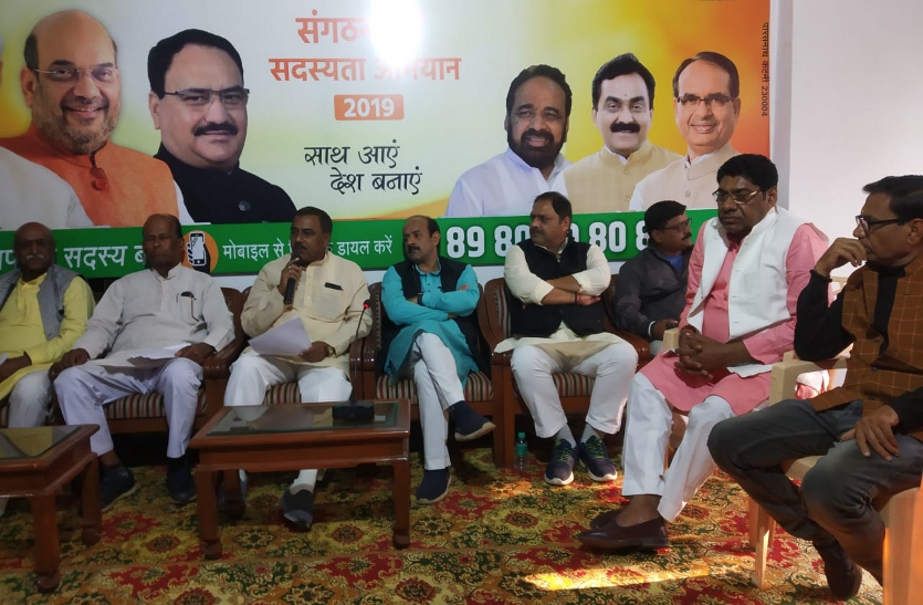 Former Jabalpur Mayor Prabhat Sahu and BJP leaders discussing with the media.