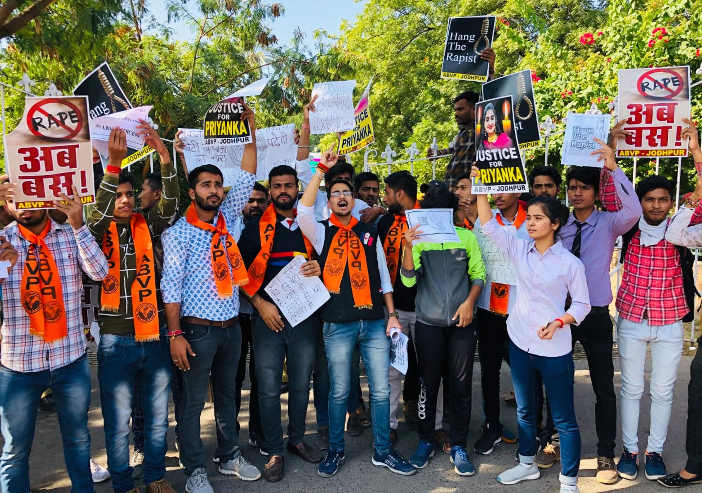 सुनो द्रोपदी शस्त्र उठा लो...अब गोविन्द ना आएंगे