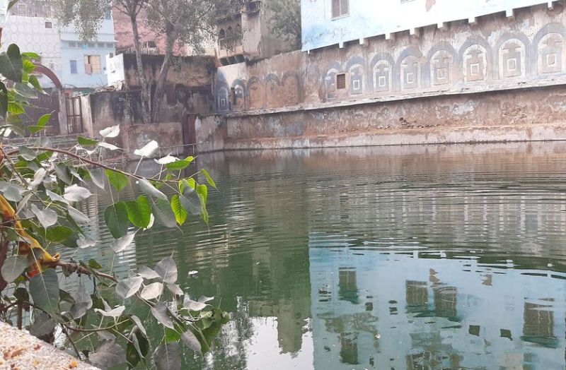 नालियों में बह रहा गो मुख से निकला जल