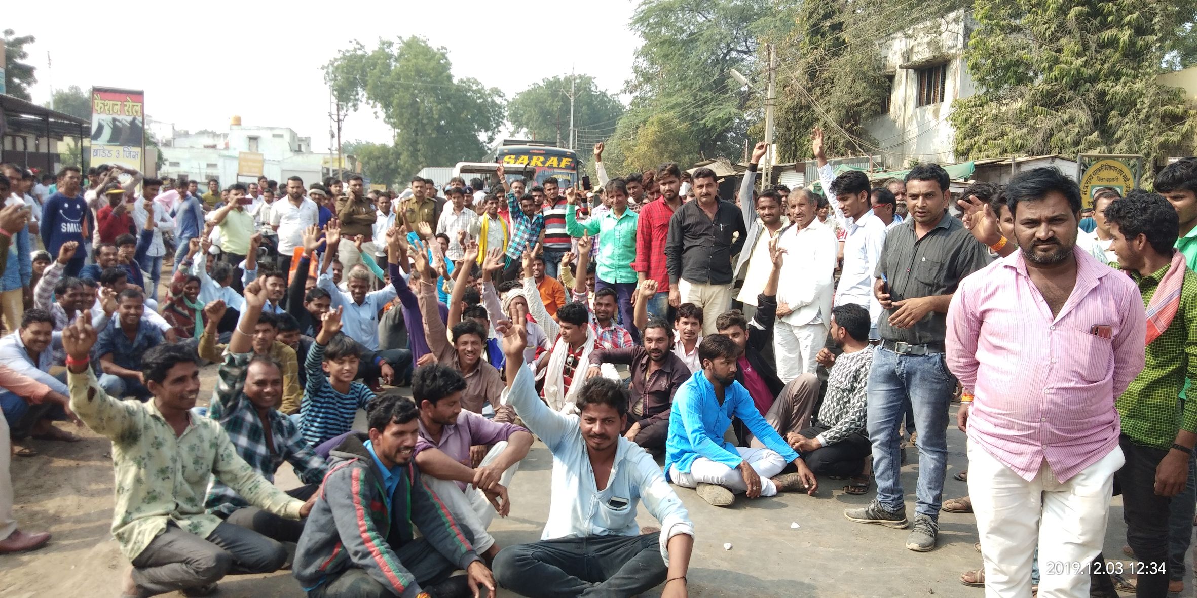 Farmers blocked the Khandwa Baroda State Highway route